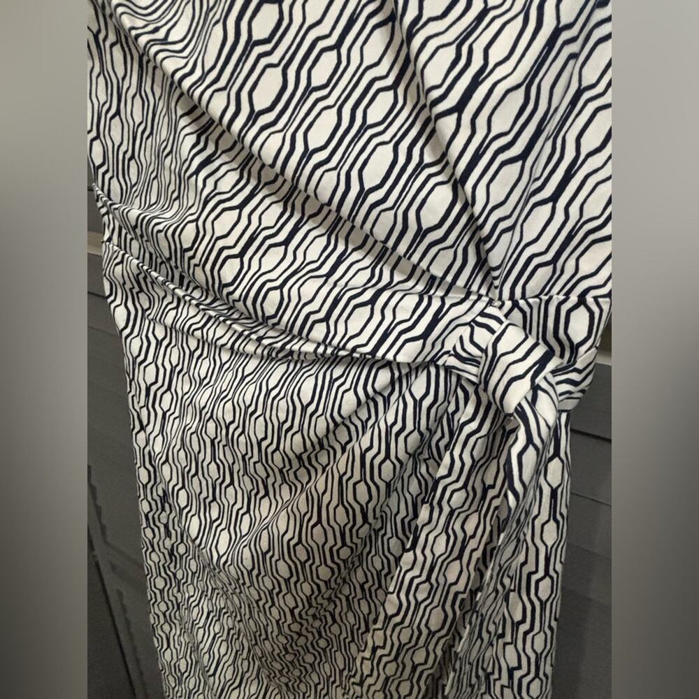 Ann Taylor Black and White Geometrical, Ruched Waist Sleeveless Dress Size 4 - Picture 6 of 11
